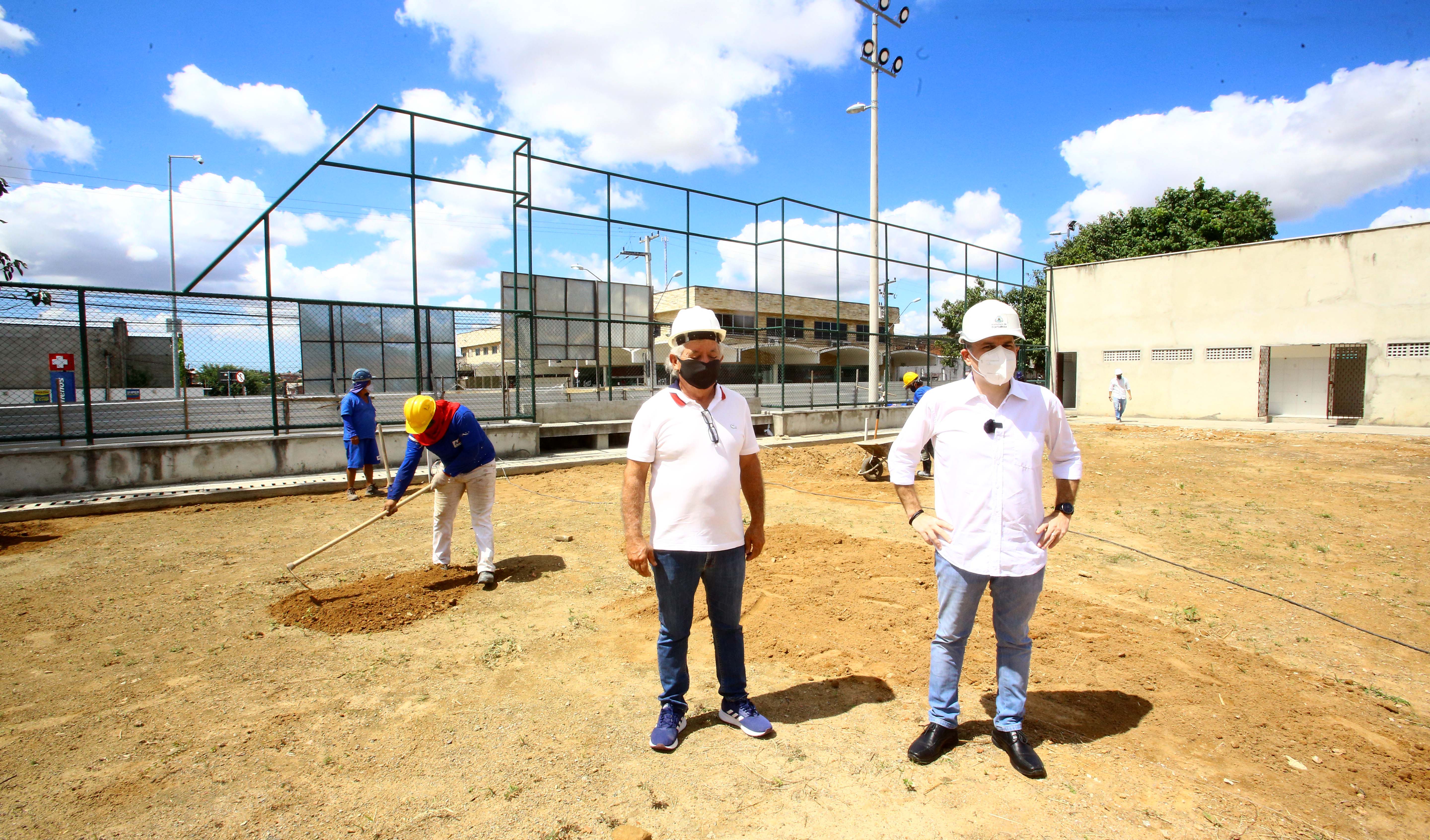 prefeito roberto cláudio visitando uma obras